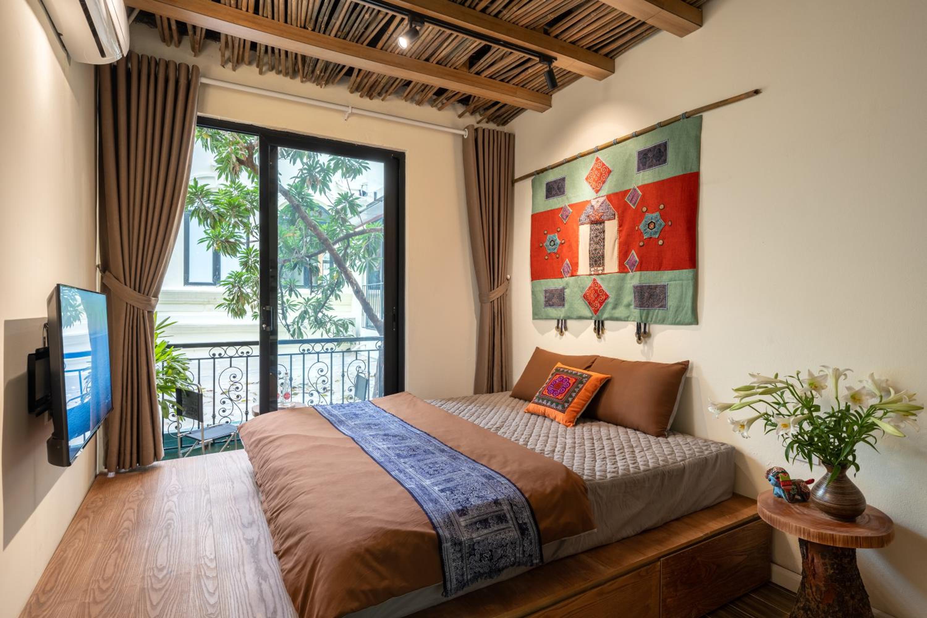 Moonlight House, Hoan Kiem Lake 3-minute walk