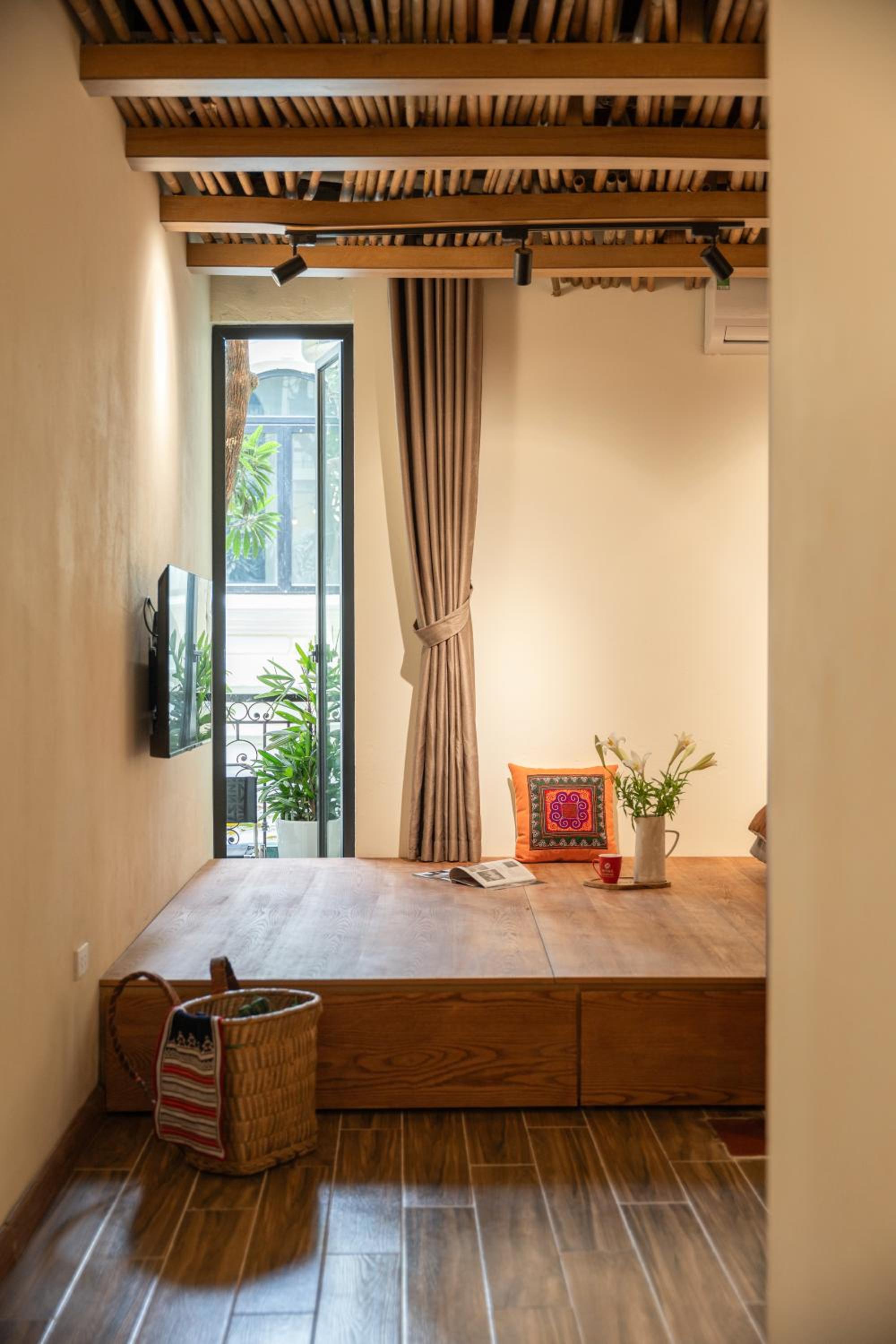 Moonlight House, Hoan Kiem Lake 3-minute walk