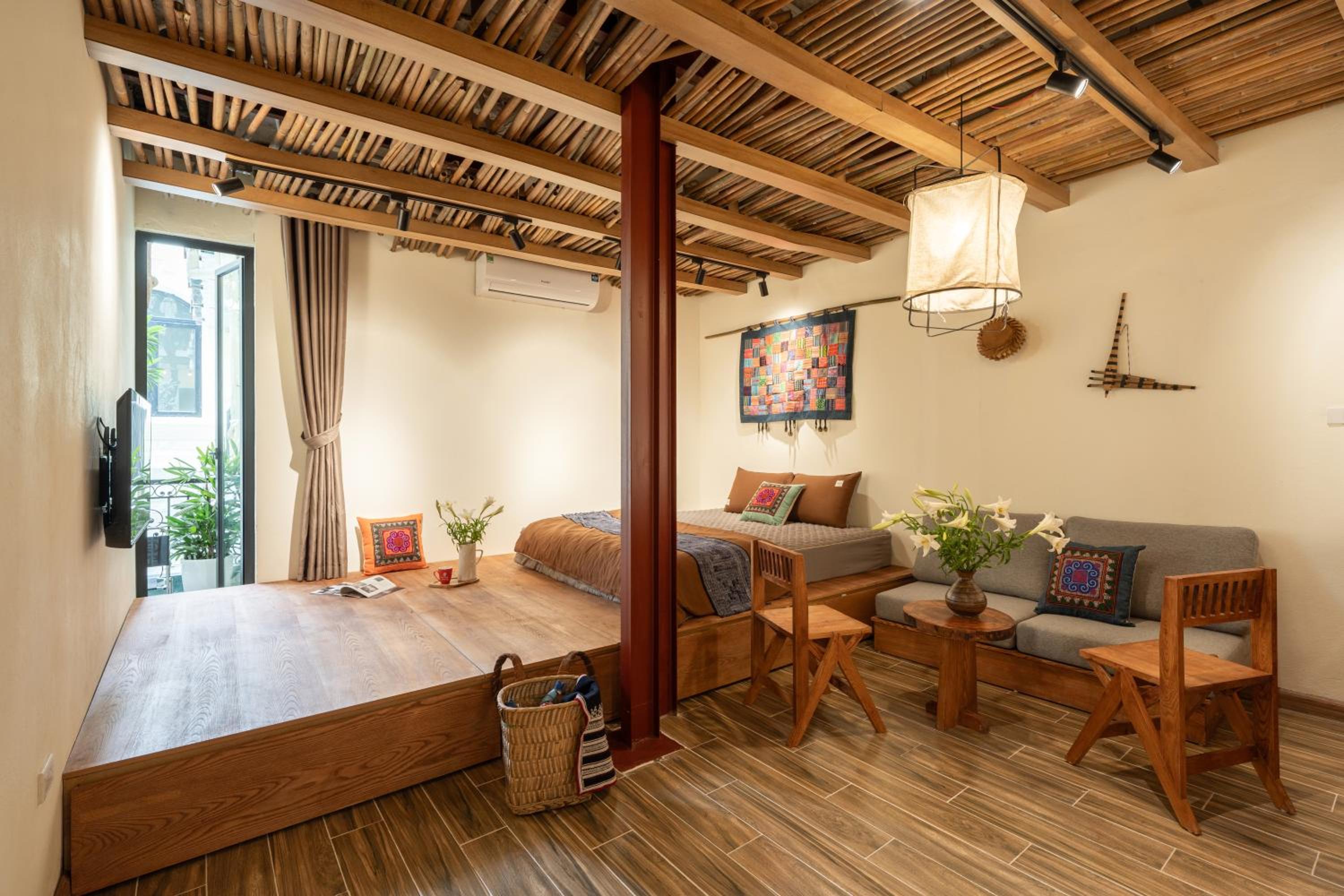 Moonlight House, Hoan Kiem Lake 3-minute walk