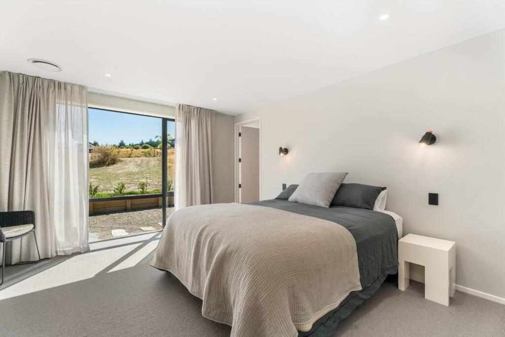 Wanaka Views with Outdoor dining area Games room for kids Sleeps 8 view 3