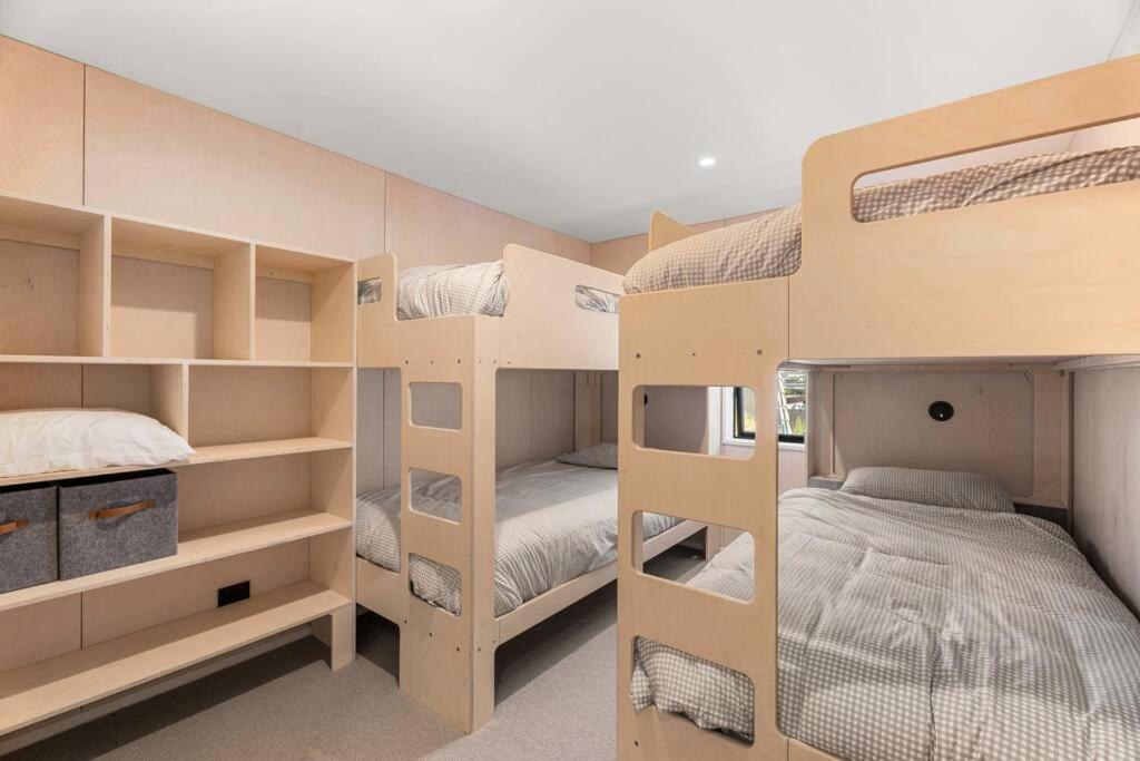 Wanaka Views with Outdoor dining area Games room for kids Sleeps 8 view 4