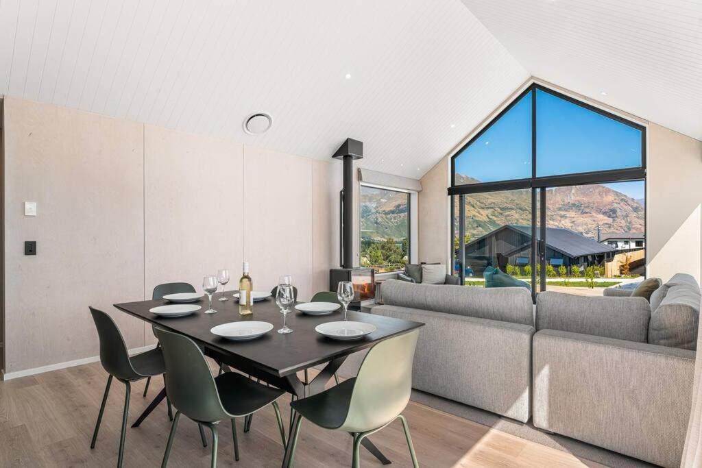 Wanaka Views with Outdoor dining area Games room for kids Sleeps 8 view 5