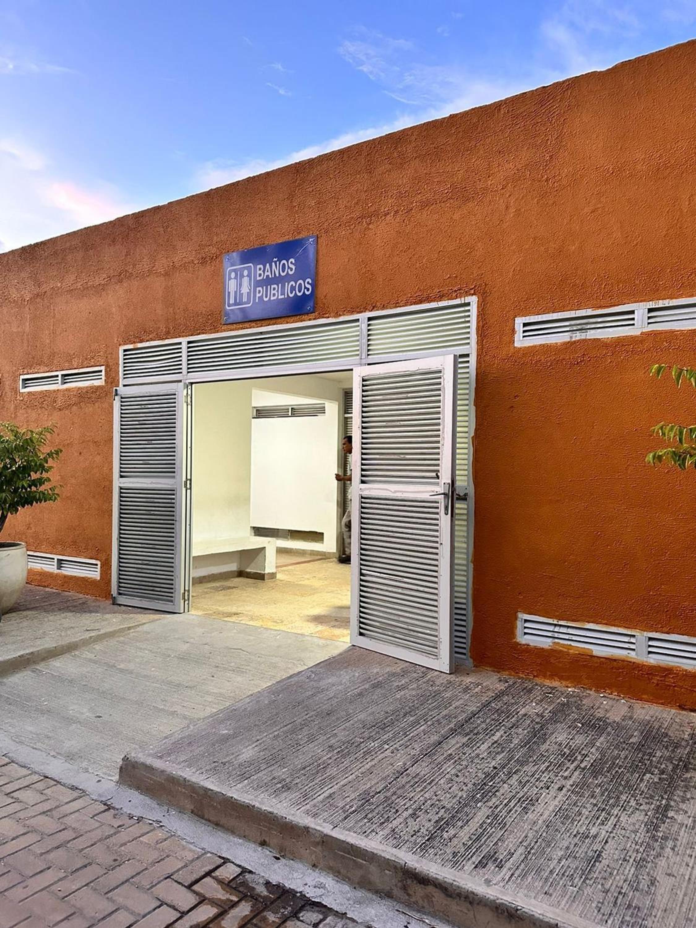 CB726 | Suite moderna frente al mar con balcón y cocina con isla