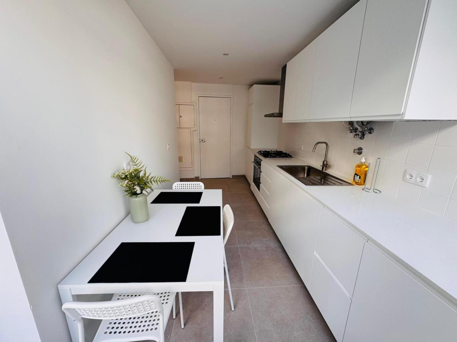 Brand New Triple Room, Lisbon City Center view 5