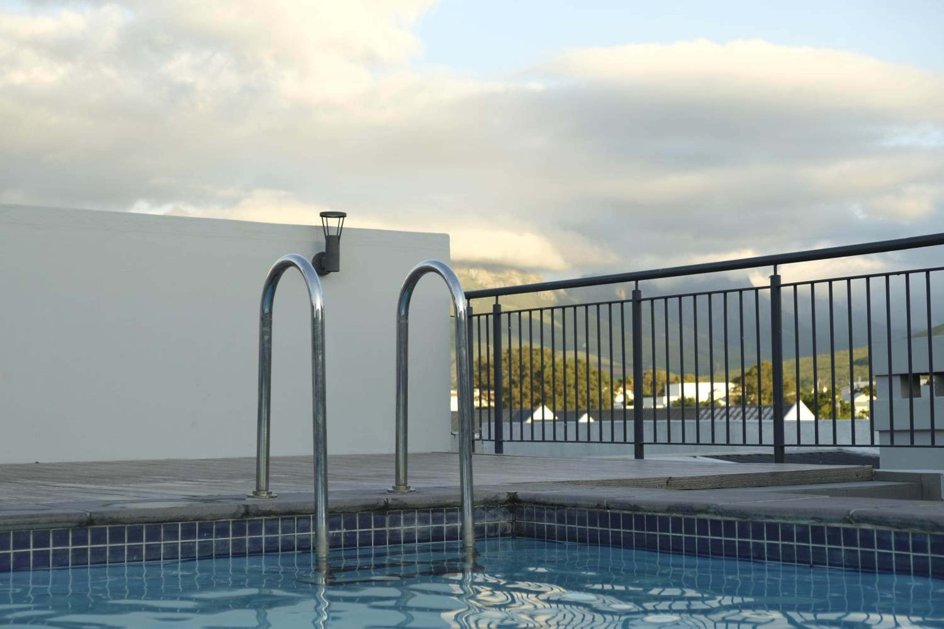 Vine & Valley Apartment view 3