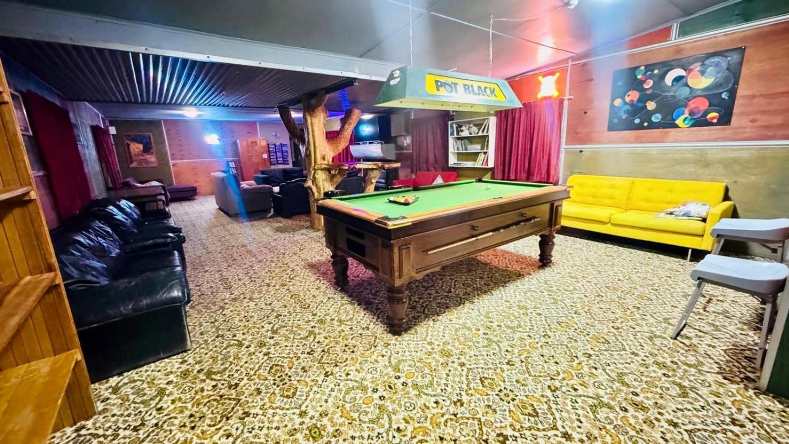 The Crossing Lodge & Backpackers