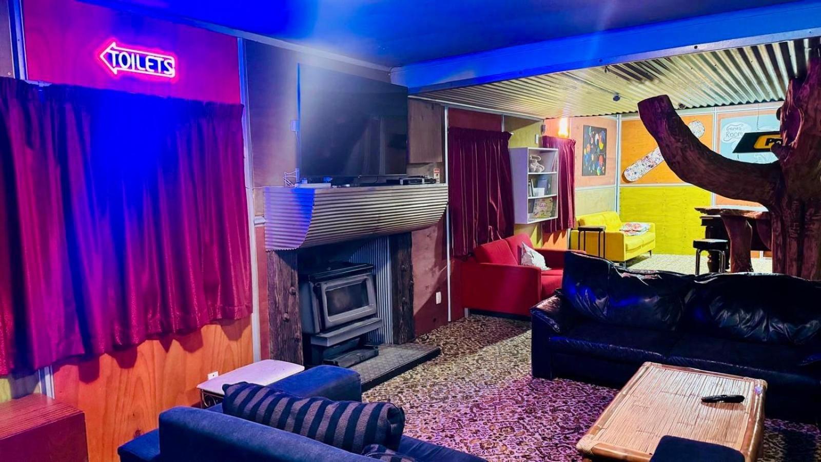 The Crossing Lodge & Backpackers