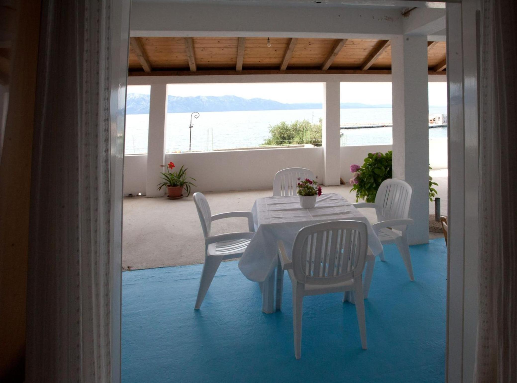 Beachfront Whispering Waves Apartments view 3