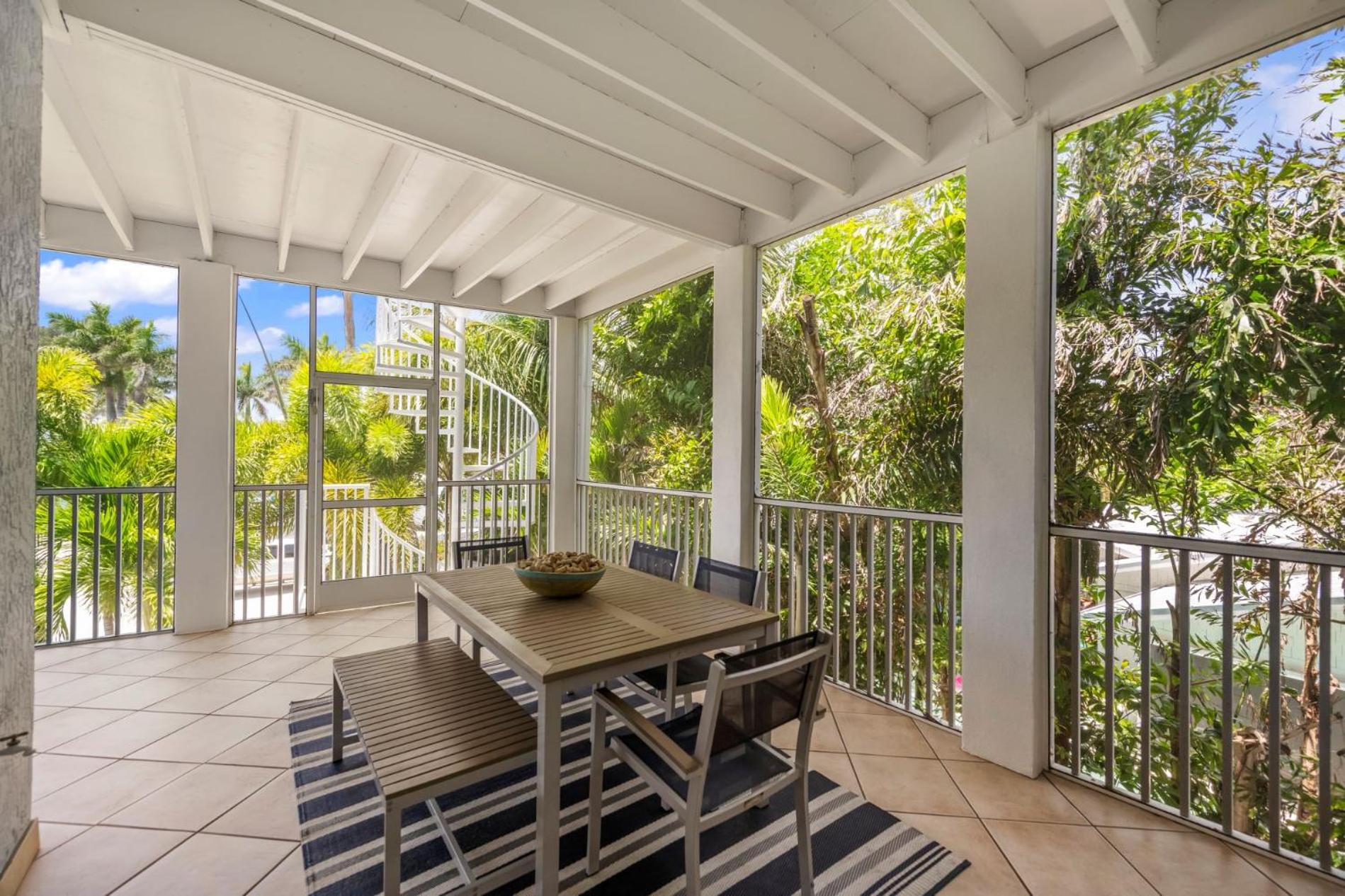 Points Hideaway - Luxury Retreat w Private Pool Deck Stunning Bay Views