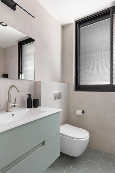 Luxury 2BD Beach Apartment 420 view 5