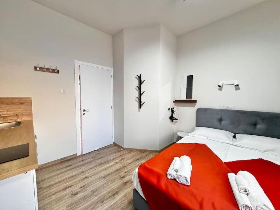 Smart Comfort StudioN4 Private Kitchenette Bathroom to Beach 260m Marina Port old City 900m