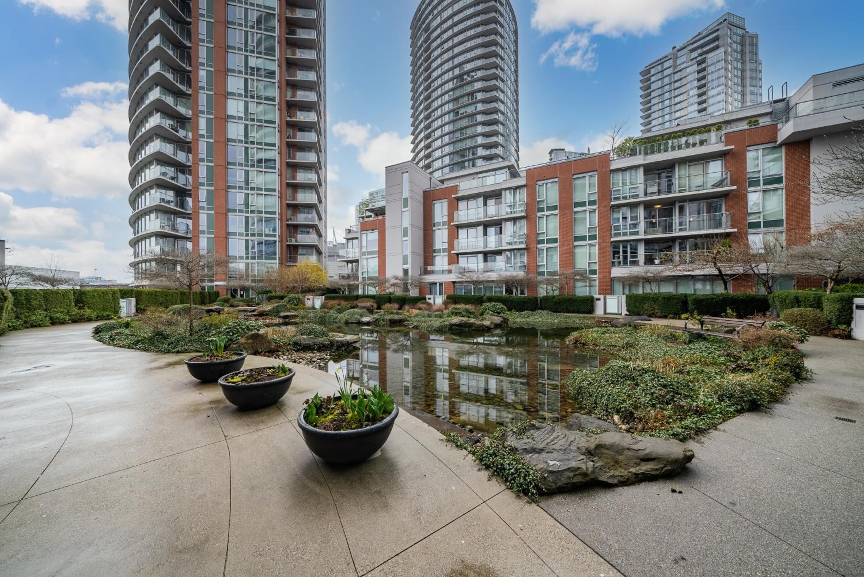 Great Ocean Mountain & City views with one free parking