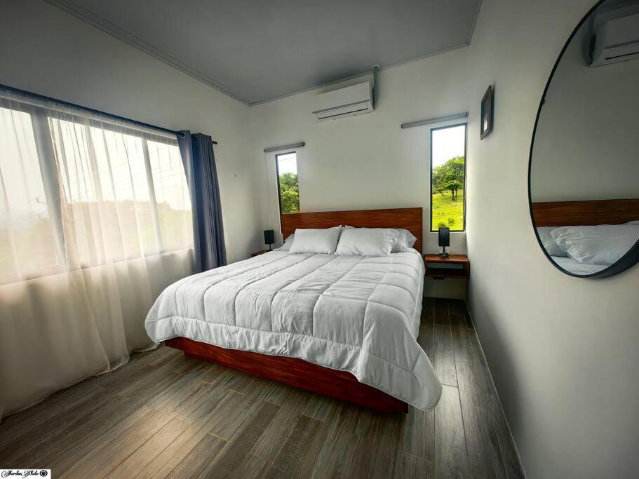 Casa con jacuzzi, vista al Volcán Tenorio
