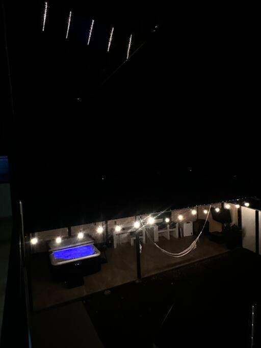 Casa con jacuzzi, vista al Volcán Tenorio