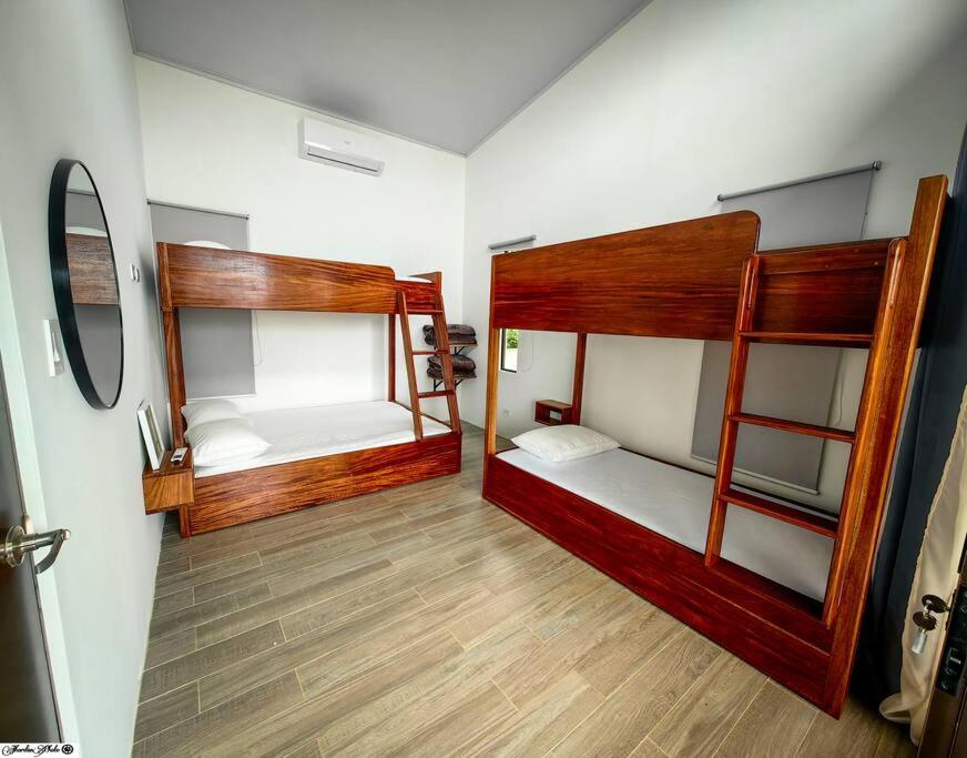 Casa con jacuzzi, vista al Volcán Tenorio