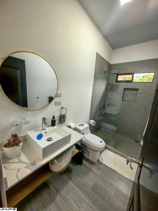 Casa con jacuzzi, vista al Volcán Tenorio