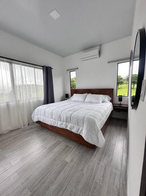 Casa con jacuzzi, vista al Volcán Tenorio