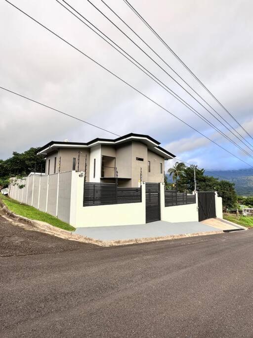 Casa con jacuzzi, vista al Volcán Tenorio