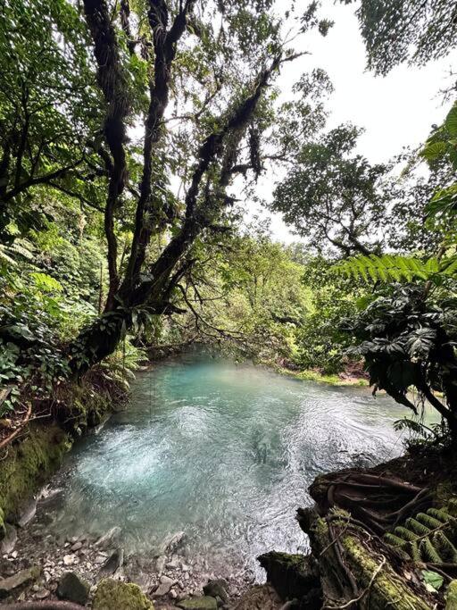 Casa con jacuzzi, vista al Volcán Tenorio