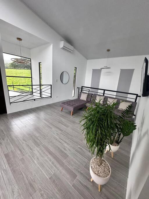 Casa con jacuzzi, vista al Volcán Tenorio