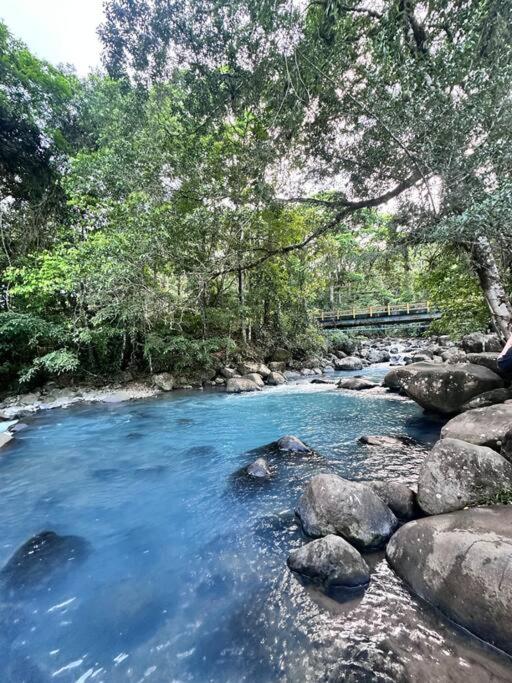 Casa con jacuzzi, vista al Volcán Tenorio