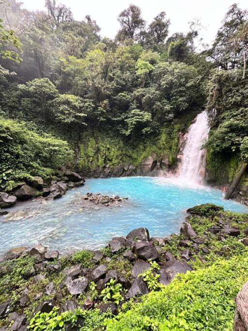 Casa con jacuzzi, vista al Volcán Tenorio