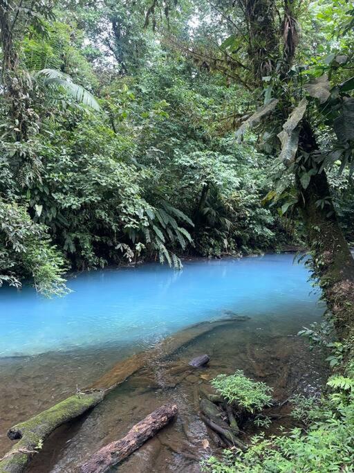 Casa con jacuzzi, vista al Volcán Tenorio