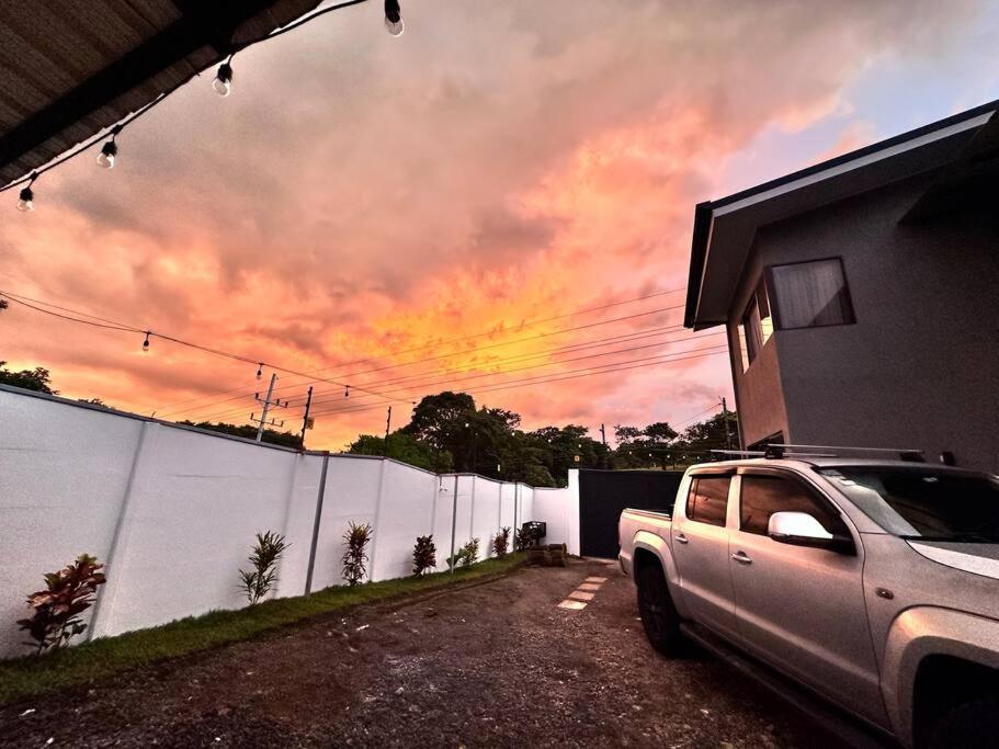 Casa con jacuzzi, vista al Volcán Tenorio