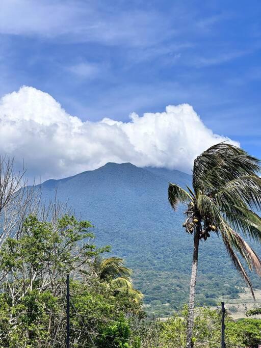 Casa con jacuzzi, vista al Volcán Tenorio