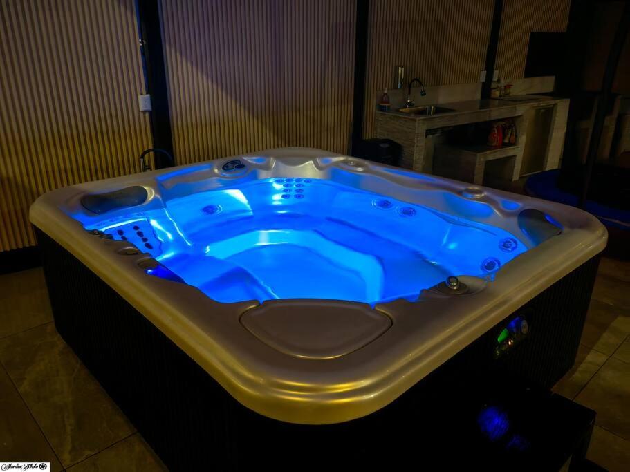 Casa con jacuzzi, vista al Volcán Tenorio