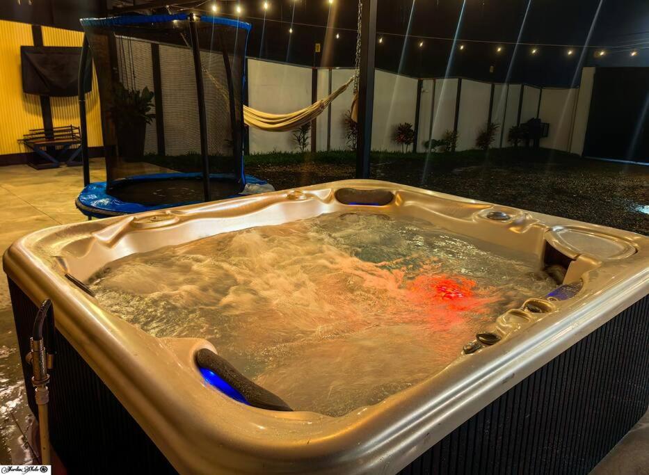 Casa con jacuzzi, vista al Volcán Tenorio