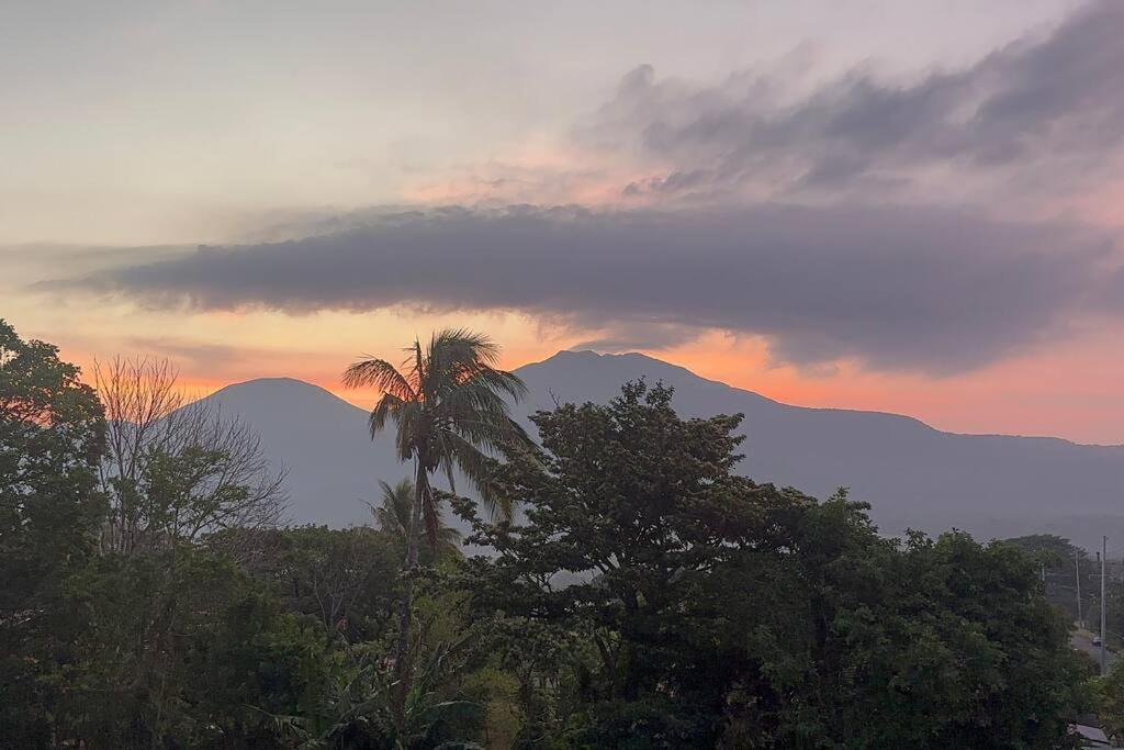 Casa con jacuzzi, vista al Volcán Tenorio