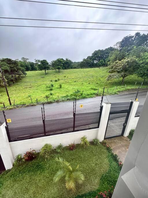 Casa con jacuzzi, vista al Volcán Tenorio