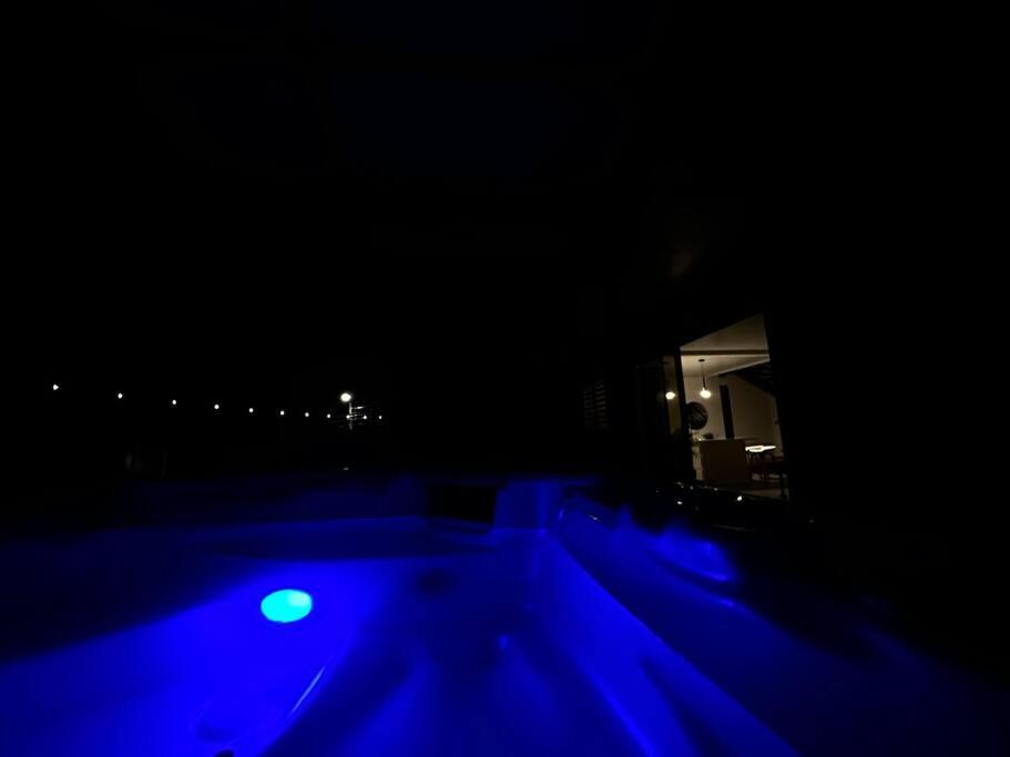 Casa con jacuzzi, vista al Volcán Tenorio