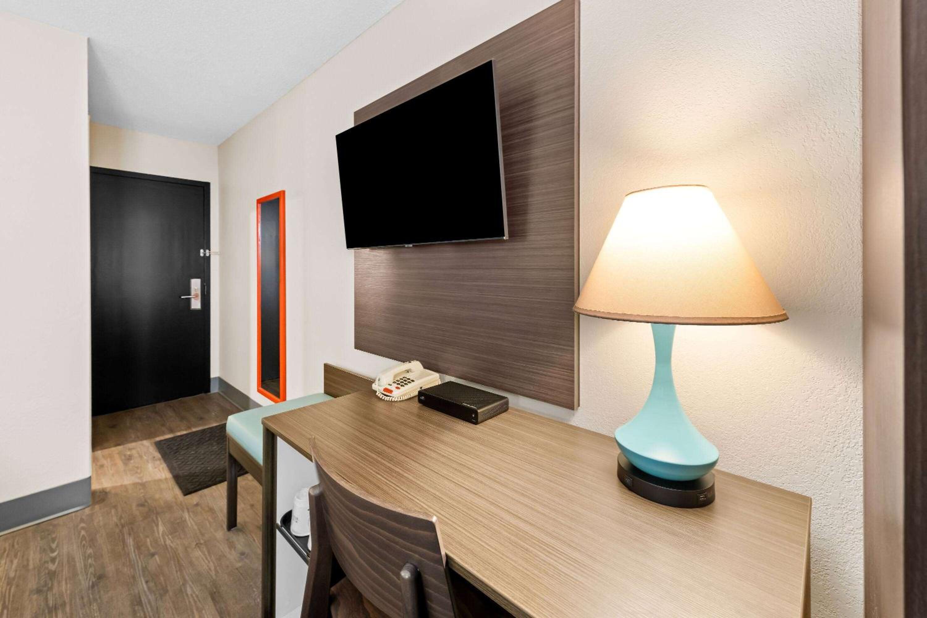 Thunder Bay Vacations - Howard Johnson by Wyndham Thunder Bay - Property Image 1