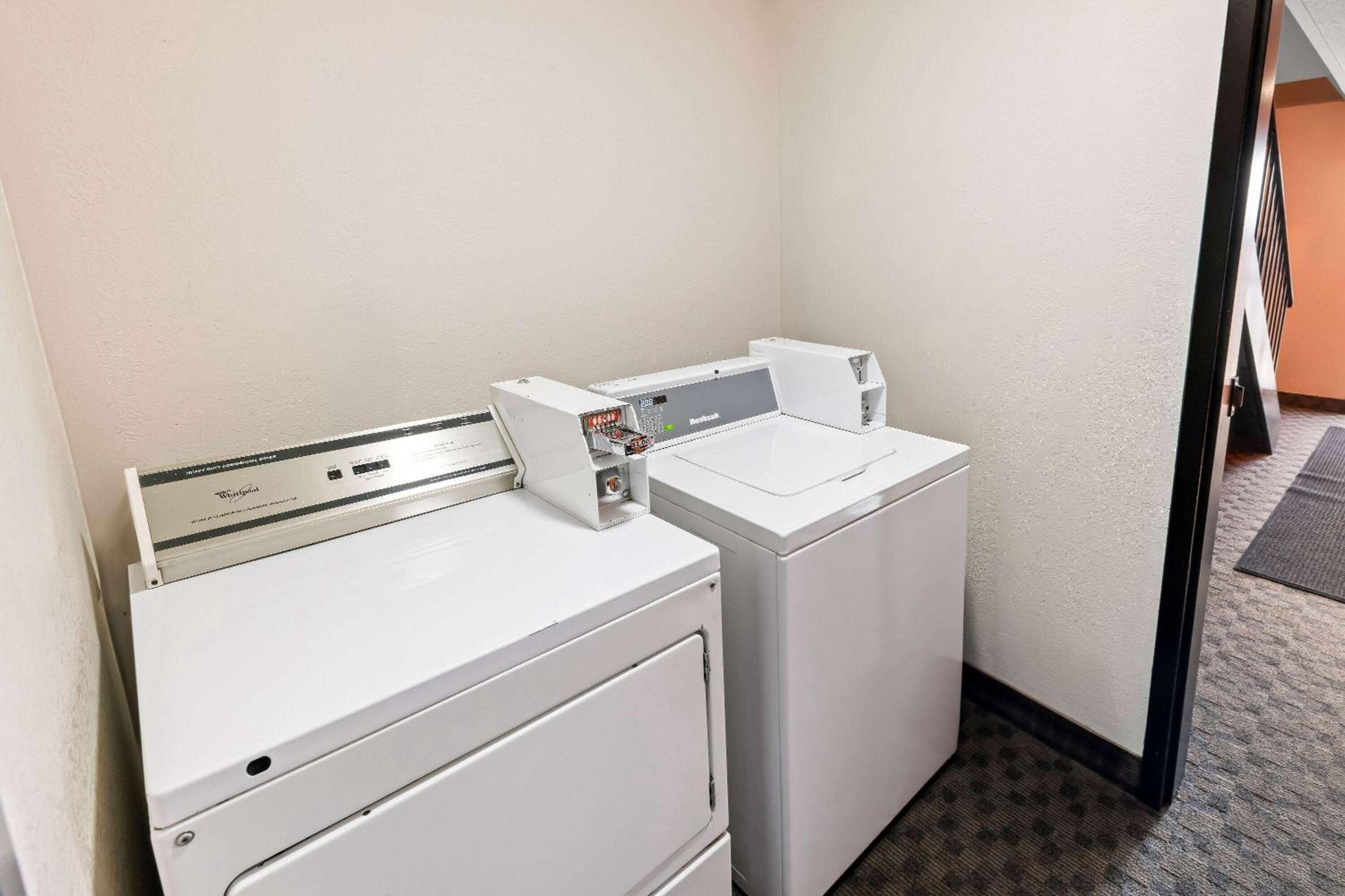 Thunder Bay Vacations - Howard Johnson by Wyndham Thunder Bay - Property Image 2
