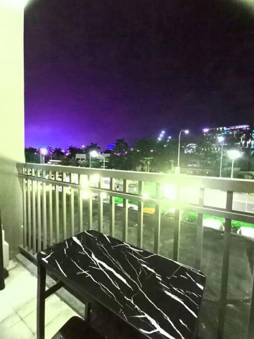 1 Bedroom with Balcony Near MOA