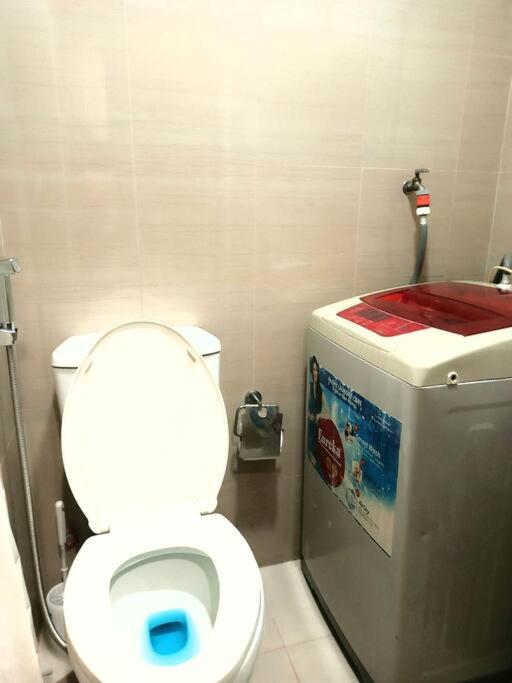 1 Bedroom with Balcony Near MOA photo 5