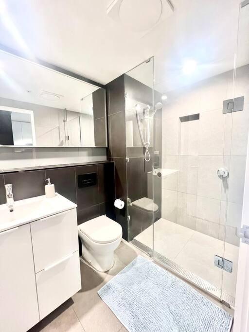Brisbane Vacations - Chic Stay in the Valley with Pool and BBQ Area - Property Image 3