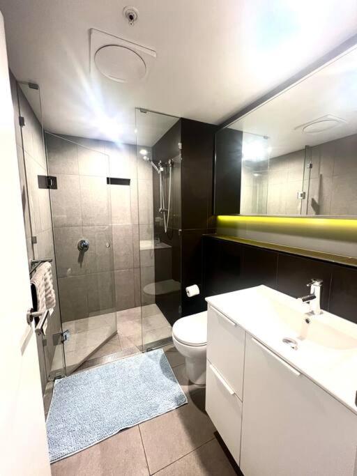 Brisbane Vacations - Chic Stay in the Valley with Pool and BBQ Area - Property Image 4