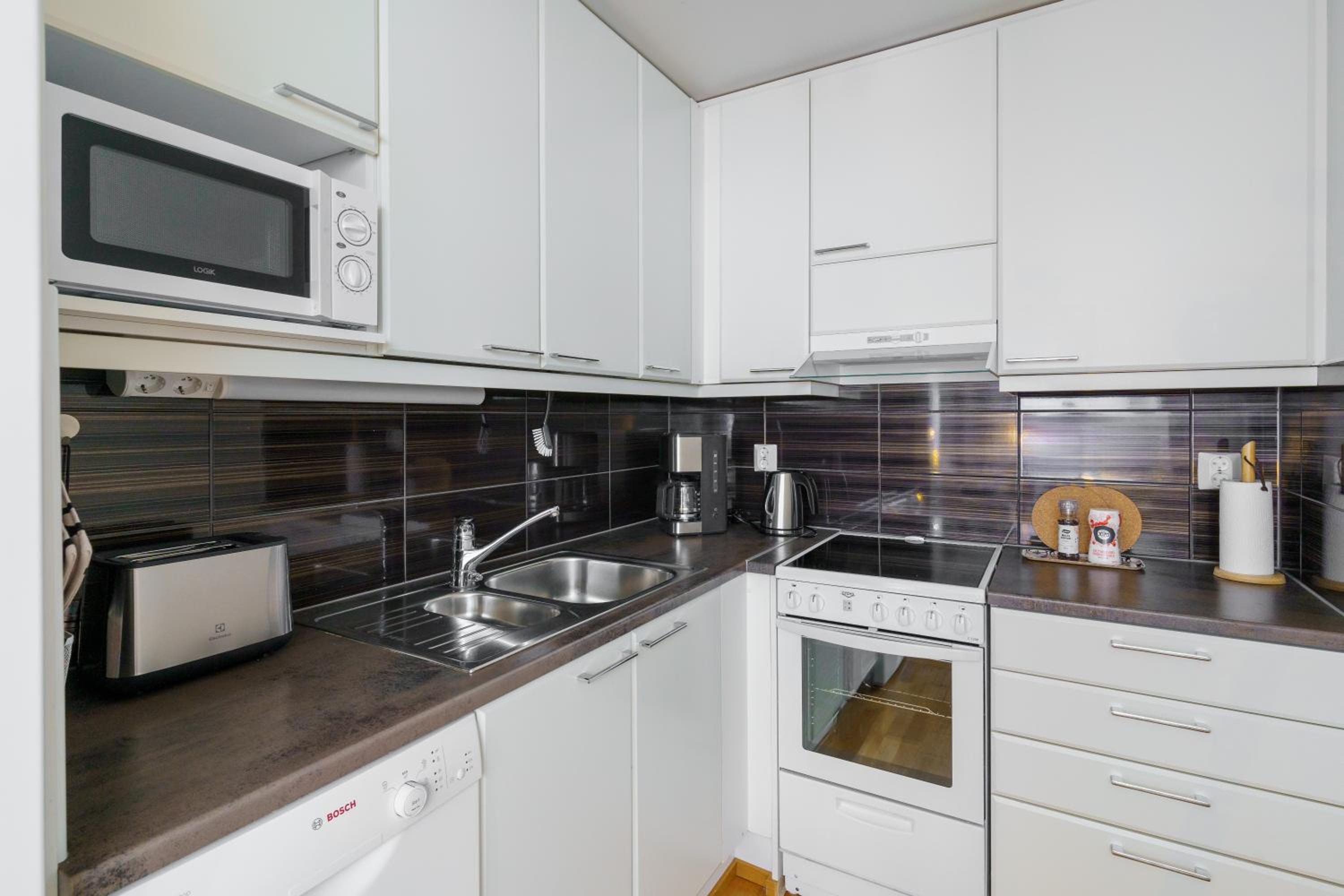 Adorable Arctic Apartments - Private Sauna & Free Parking