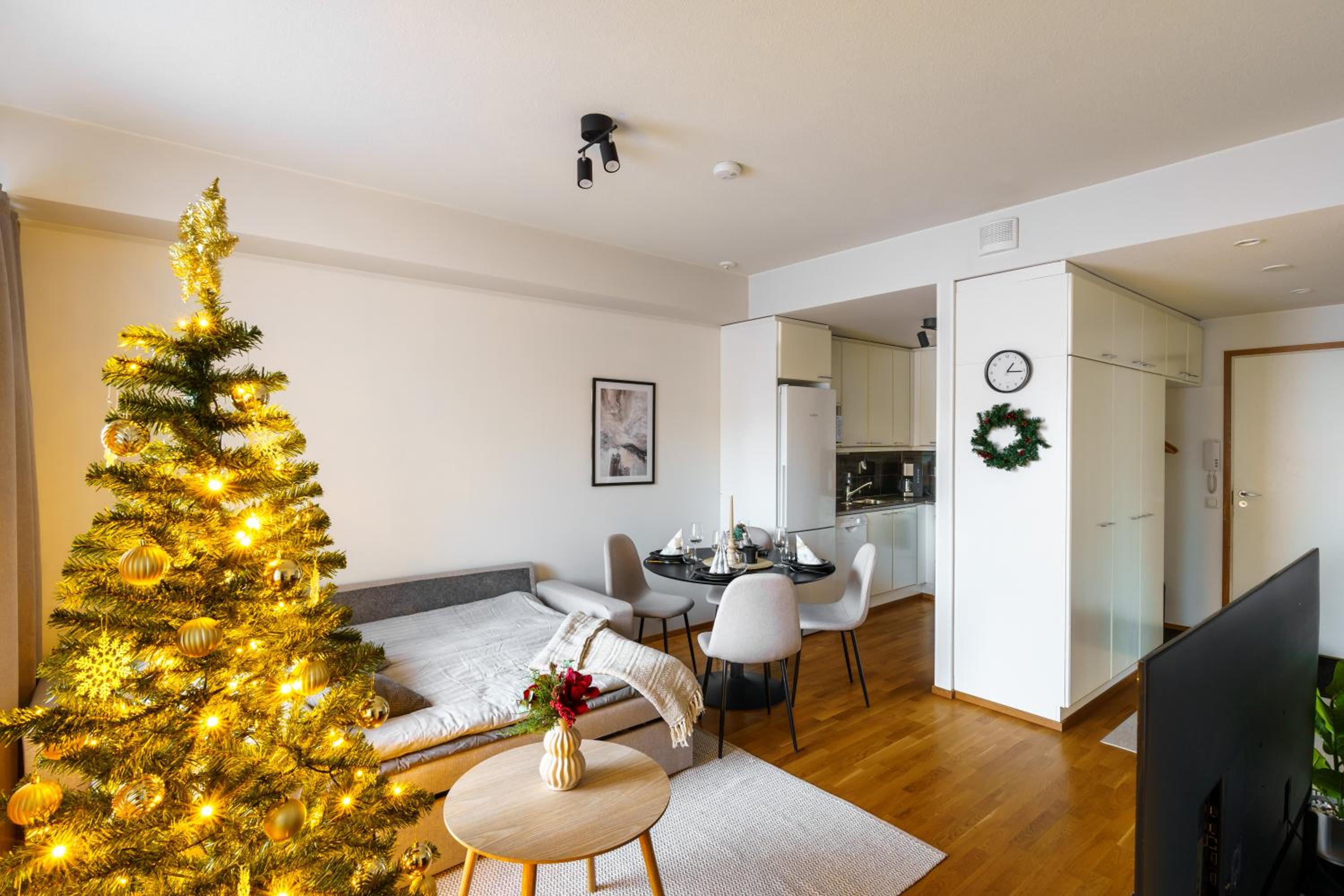 Adorable Arctic Apartments - Private Sauna & Free Parking