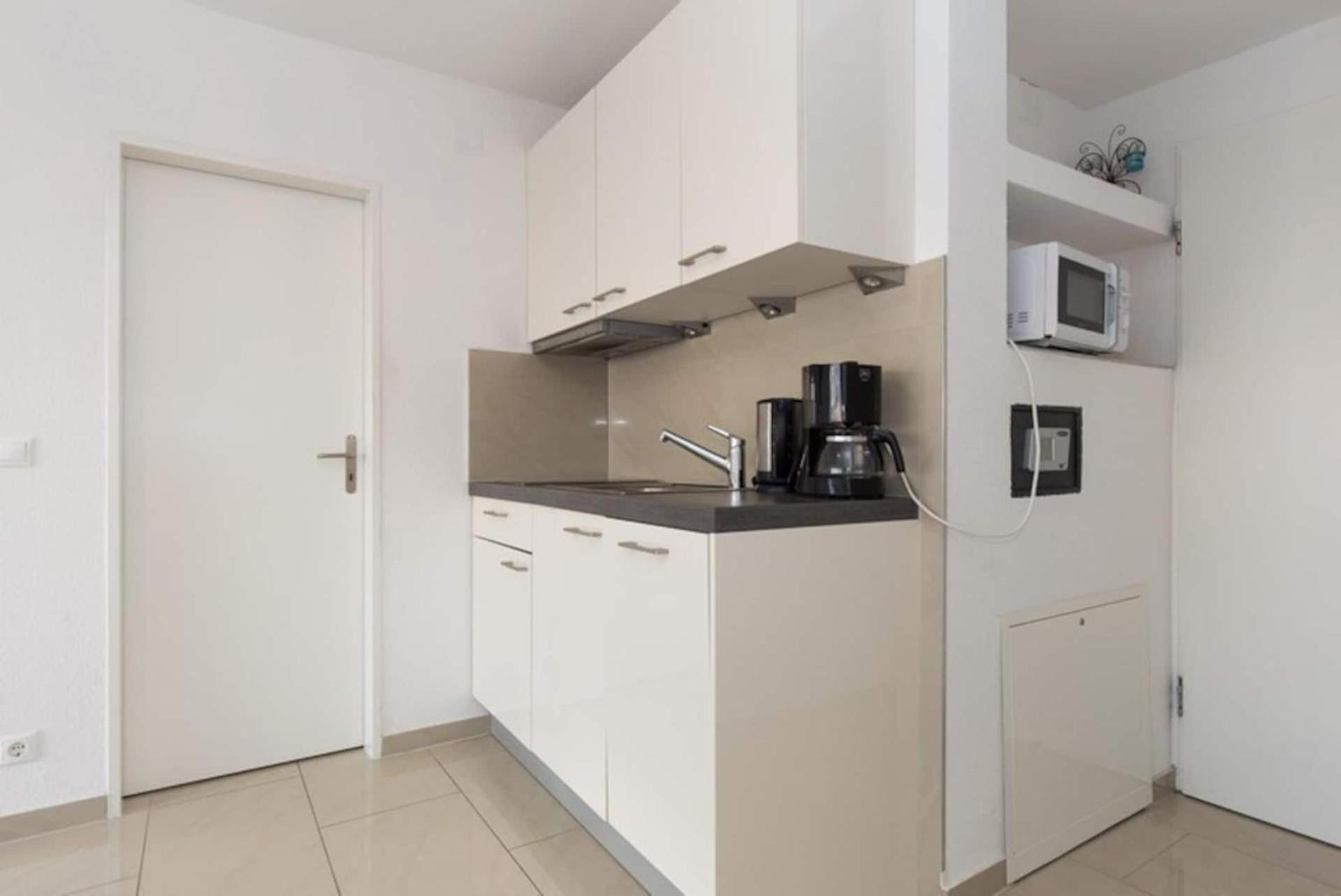 Apartment Koralj °1 with swimming Pool view 4