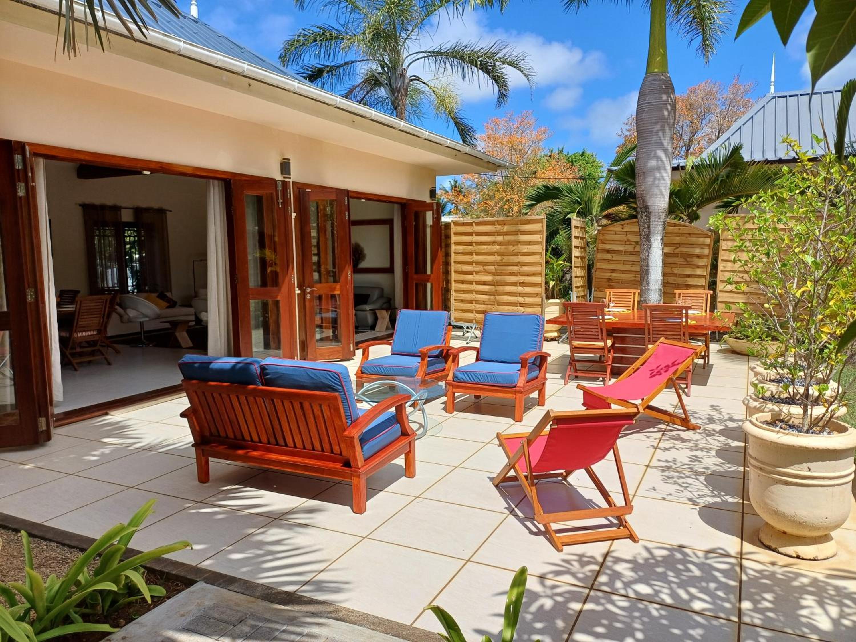 Charming Tropical Villa pool & garden photo 5