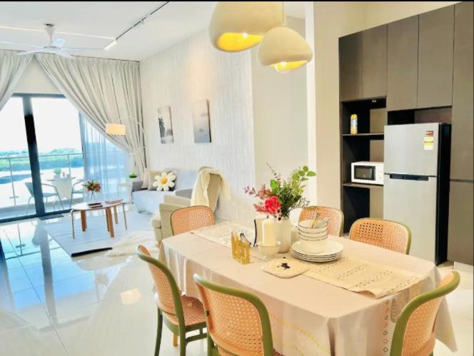Country Garden Danga Bay Bay Laurel by R9 HomeStay