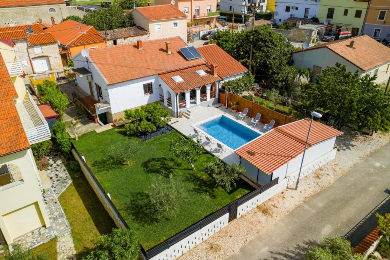 Holiday house Nada with the pool