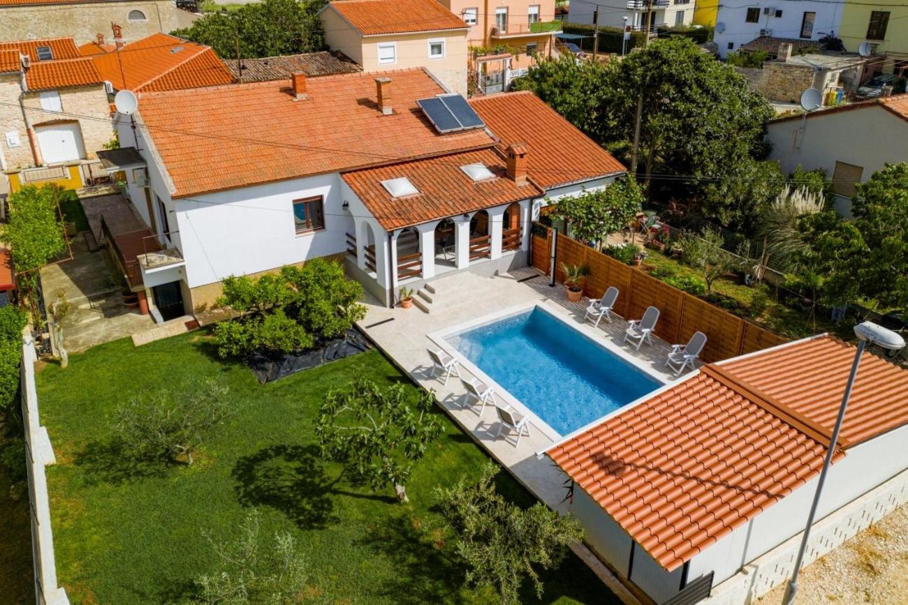 Holiday house Nada with the pool