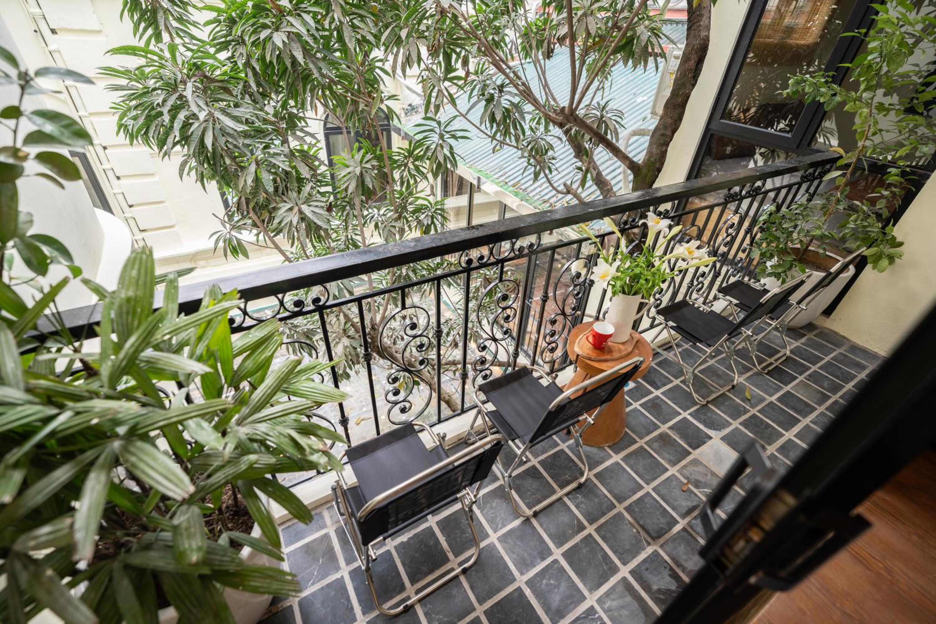 Moonlight House, Hoan Kiem Lake 3-minute walk