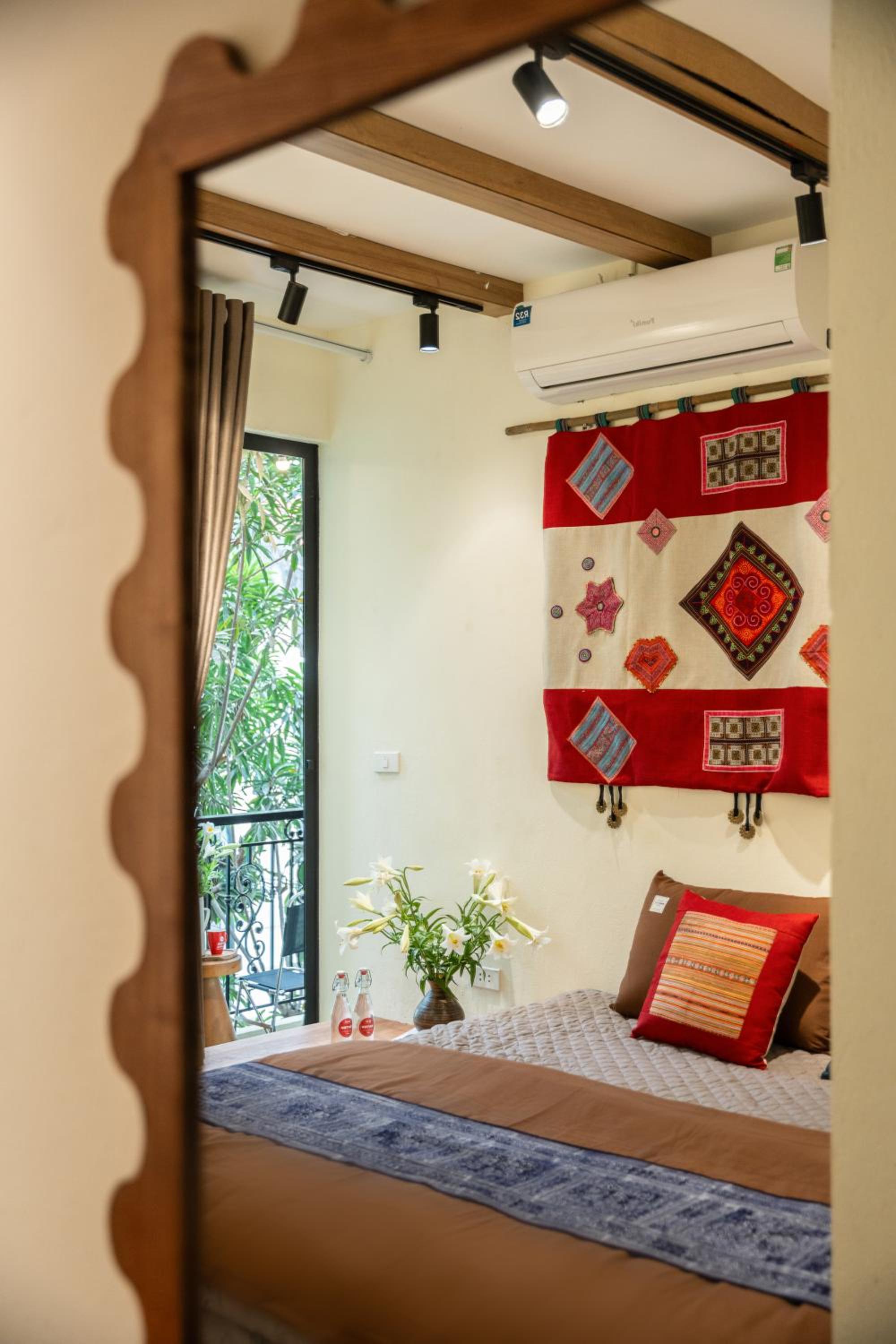 Moonlight House, Hoan Kiem Lake 3-minute walk