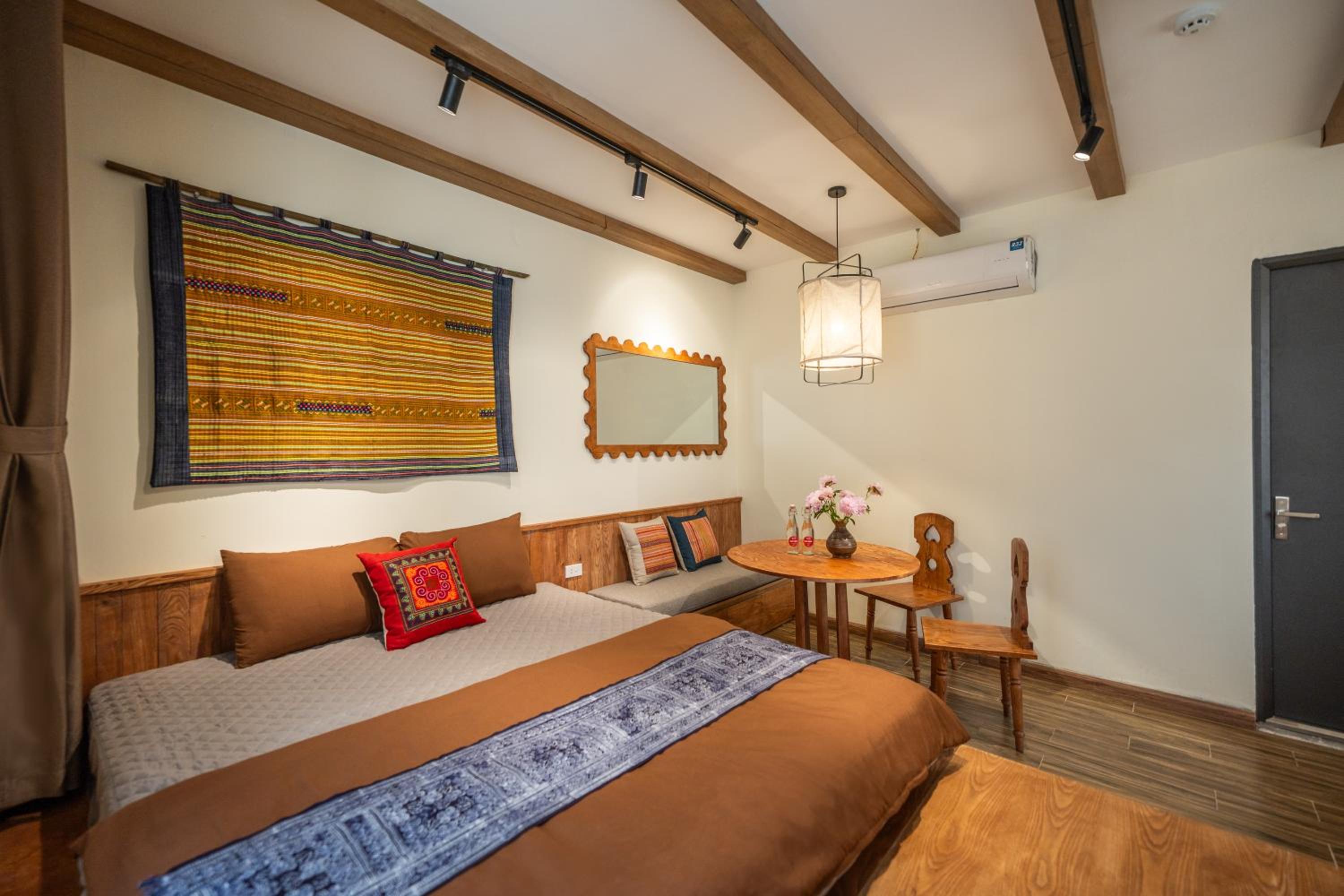 Moonlight House, Hoan Kiem Lake 3-minute walk